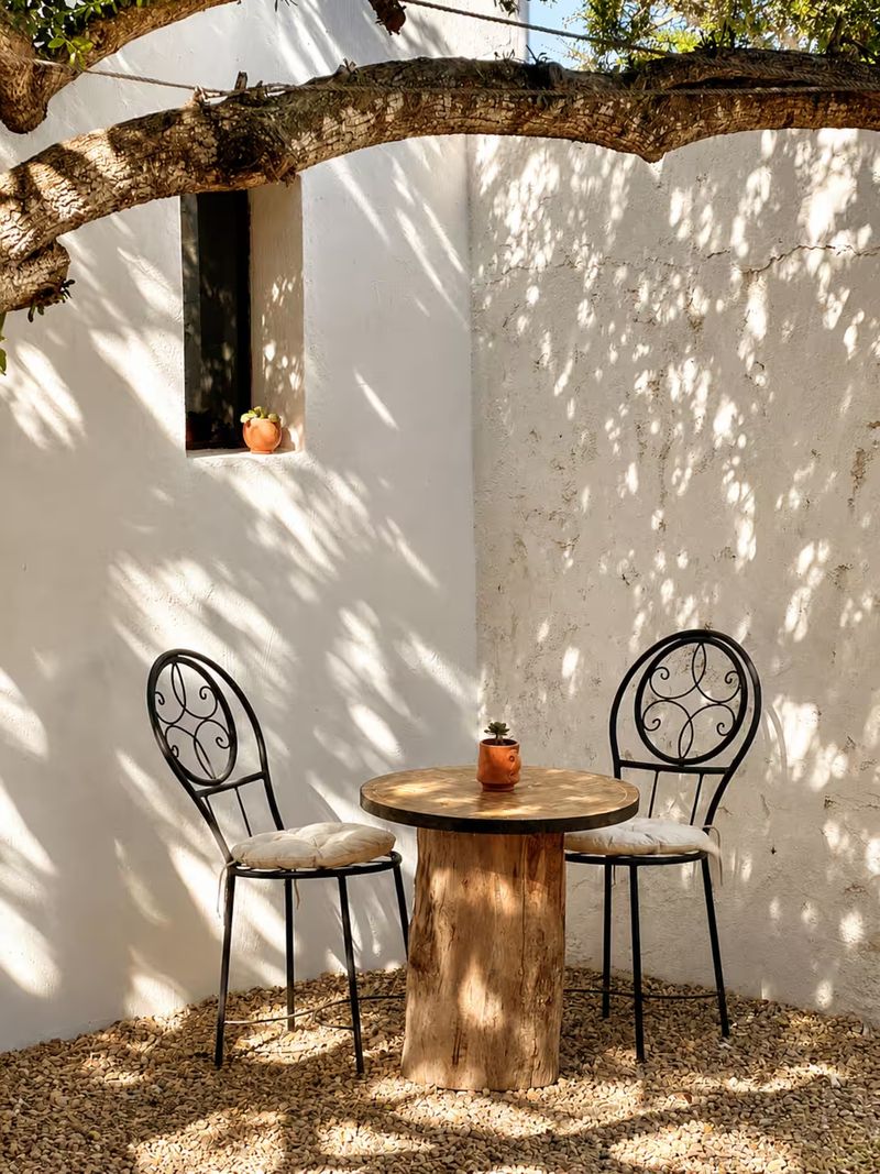 Matières naturelles et détails artisanaux à Maison Zina